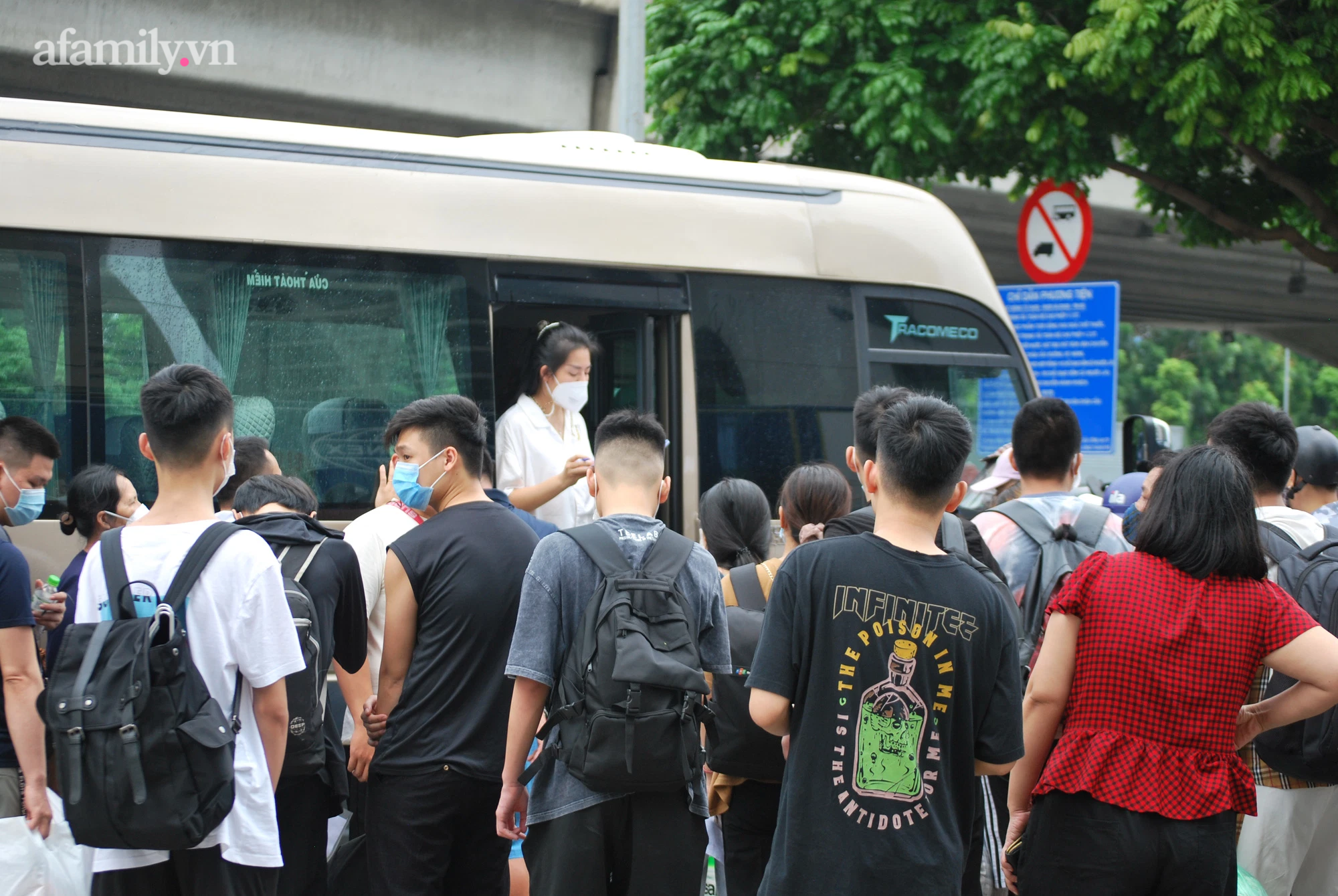 Người già, trẻ nhỏ phấn khởi lên xe rời Hà Nội sau thời gian dài giãn cách: Về quê chưa bao giờ vui đến thế! - 6 Người già, trẻ nhỏ phấn khởi lên xe rời Hà Nội sau thời gian dài giãn cách: Về quê chưa bao giờ vui đến thế! - 6