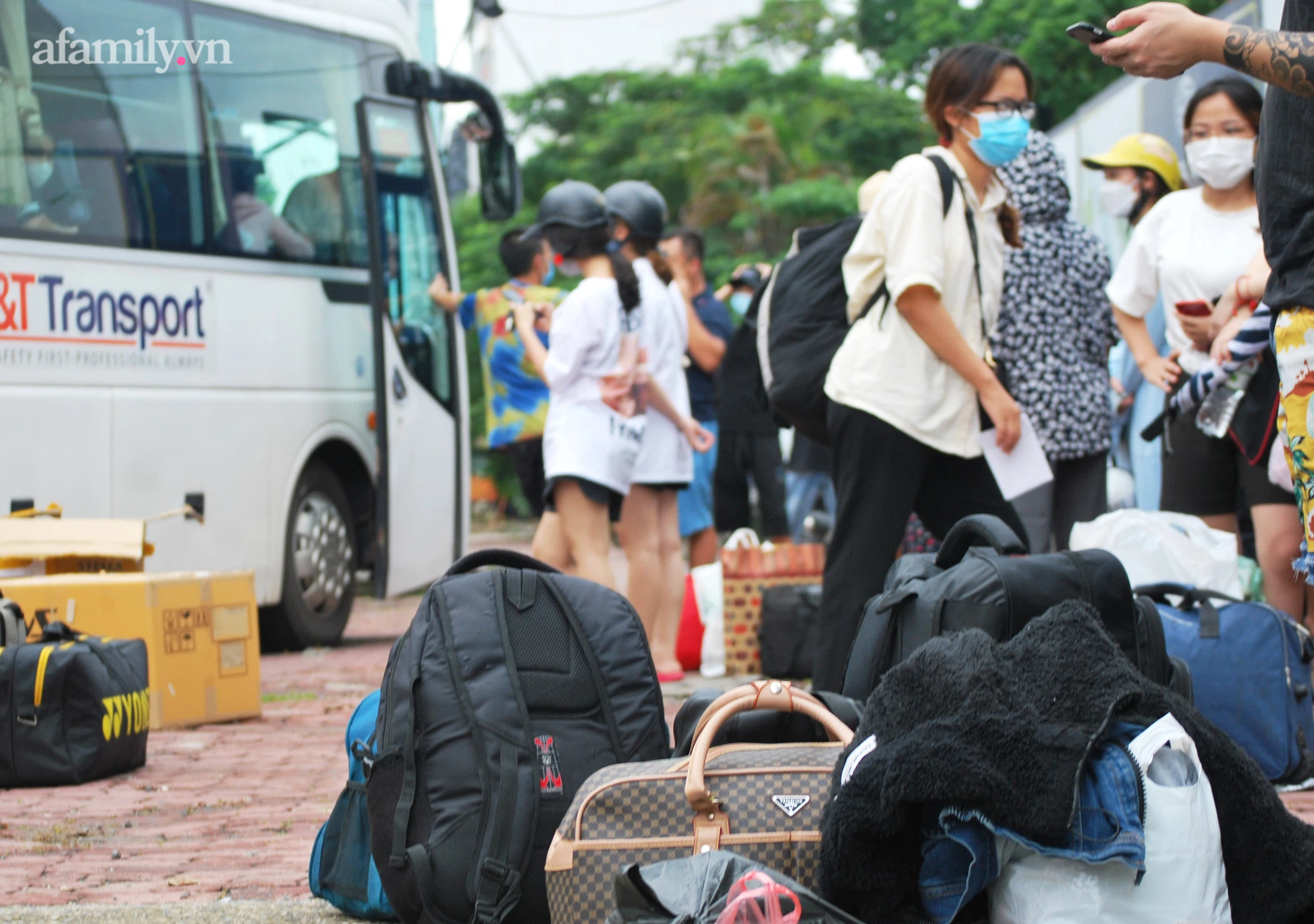 Người già, trẻ nhỏ phấn khởi lên xe rời Hà Nội sau thời gian dài giãn cách: Về quê chưa bao giờ vui đến thế! - 8 Người già, trẻ nhỏ phấn khởi lên xe rời Hà Nội sau thời gian dài giãn cách: Về quê chưa bao giờ vui đến thế! - 8