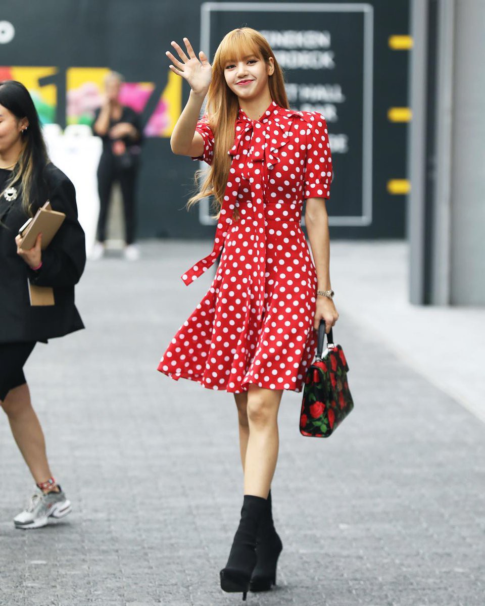 So kè BLACKPINK khi dự Fashion Week: Jisoo xinh mà nhạt, Rosé 'một màu' nhàm chán? - 4 So kè BLACKPINK khi dự Fashion Week: Jisoo xinh mà nhạt, Rosé 'một màu' nhàm chán? - 4