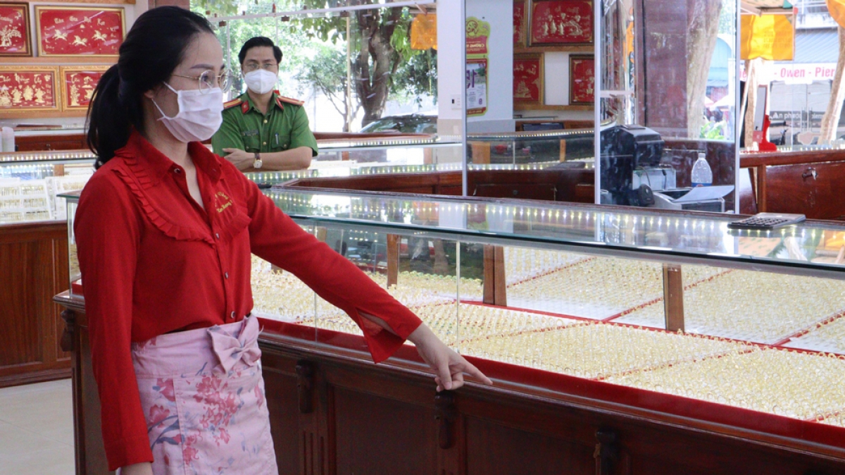 Nữ nhân viên lấy trộm hàng ngàn nhẫn vàng ở Bình Phước bị khởi tố Nữ nhân viên lấy trộm hàng ngàn nhẫn vàng ở Bình Phước bị khởi tố
