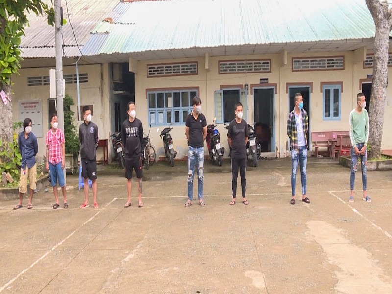 Tạm giữ 8 thanh thiếu niên nổ súng đuổi nhau náo loạn đường phố - 1 Tạm giữ 8 thanh thiếu niên nổ súng đuổi nhau náo loạn đường phố - 1