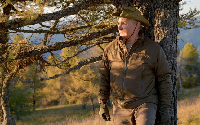 Tổng thống Nga Putin kết thúc tự cách ly, đi Siberia câu cá - 2 Tổng thống Nga Putin kết thúc tự cách ly, đi Siberia câu cá - 2