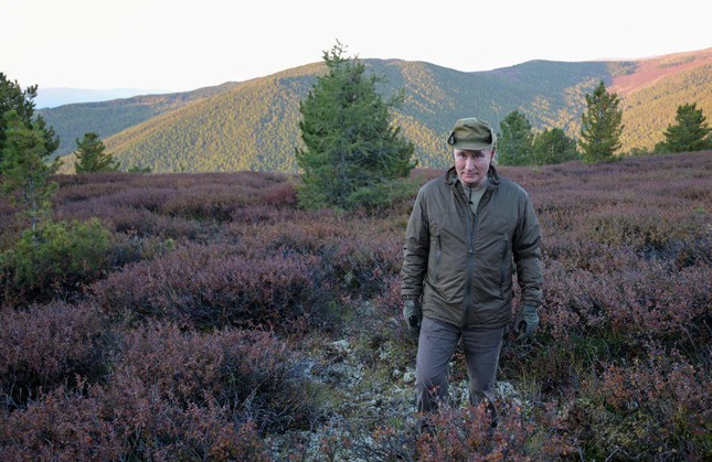 Tổng thống Nga Putin kết thúc tự cách ly, đi Siberia câu cá - 3 Tổng thống Nga Putin kết thúc tự cách ly, đi Siberia câu cá - 3