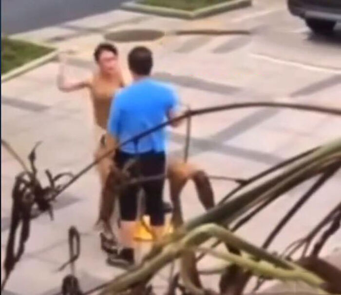 Clip: Quỳ gối cầu xin bạn trai đừng bỏ rơi mình không thành, cô gái có hành động vừa giận vừa thương - 3 Clip: Quỳ gối cầu xin bạn trai đừng bỏ rơi mình không thành, cô gái có hành động vừa giận vừa thương - 3