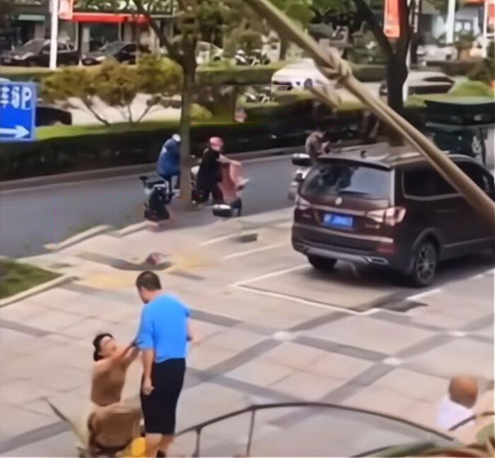 Clip: Quỳ gối cầu xin bạn trai đừng bỏ rơi mình không thành, cô gái có hành động vừa giận vừa thương Clip: Quỳ gối cầu xin bạn trai đừng bỏ rơi mình không thành, cô gái có hành động vừa giận vừa thương