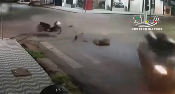 Khoảnh khắc thanh niên phóng xe máy như bay đâm ngang ô tô, văng xa hàng chục mét khiến tất cả 'lạnh gáy' Khoảnh khắc thanh niên phóng xe máy như bay đâm ngang ô tô, văng xa hàng chục mét khiến tất cả 'lạnh gáy'