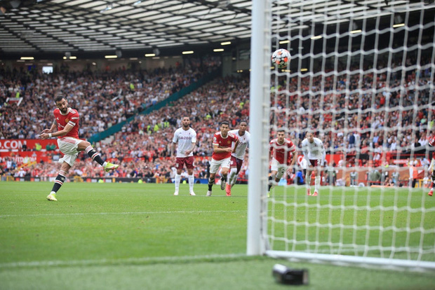 Thủ môn đối phương hùng hổ chỉ tay thách Ronaldo bước lên đá penalty, khiến đồng đội CR7 tâm lý nặng, sút bóng thẳng lên trời Thủ môn đối phương hùng hổ chỉ tay thách Ronaldo bước lên đá penalty, khiến đồng đội CR7 tâm lý nặng, sút bóng thẳng lên trời