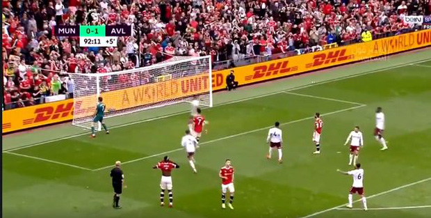 Thủ môn đối phương hùng hổ chỉ tay thách Ronaldo bước lên đá penalty, khiến đồng đội CR7 tâm lý nặng, sút bóng thẳng lên trời - 1 Thủ môn đối phương hùng hổ chỉ tay thách Ronaldo bước lên đá penalty, khiến đồng đội CR7 tâm lý nặng, sút bóng thẳng lên trời - 1