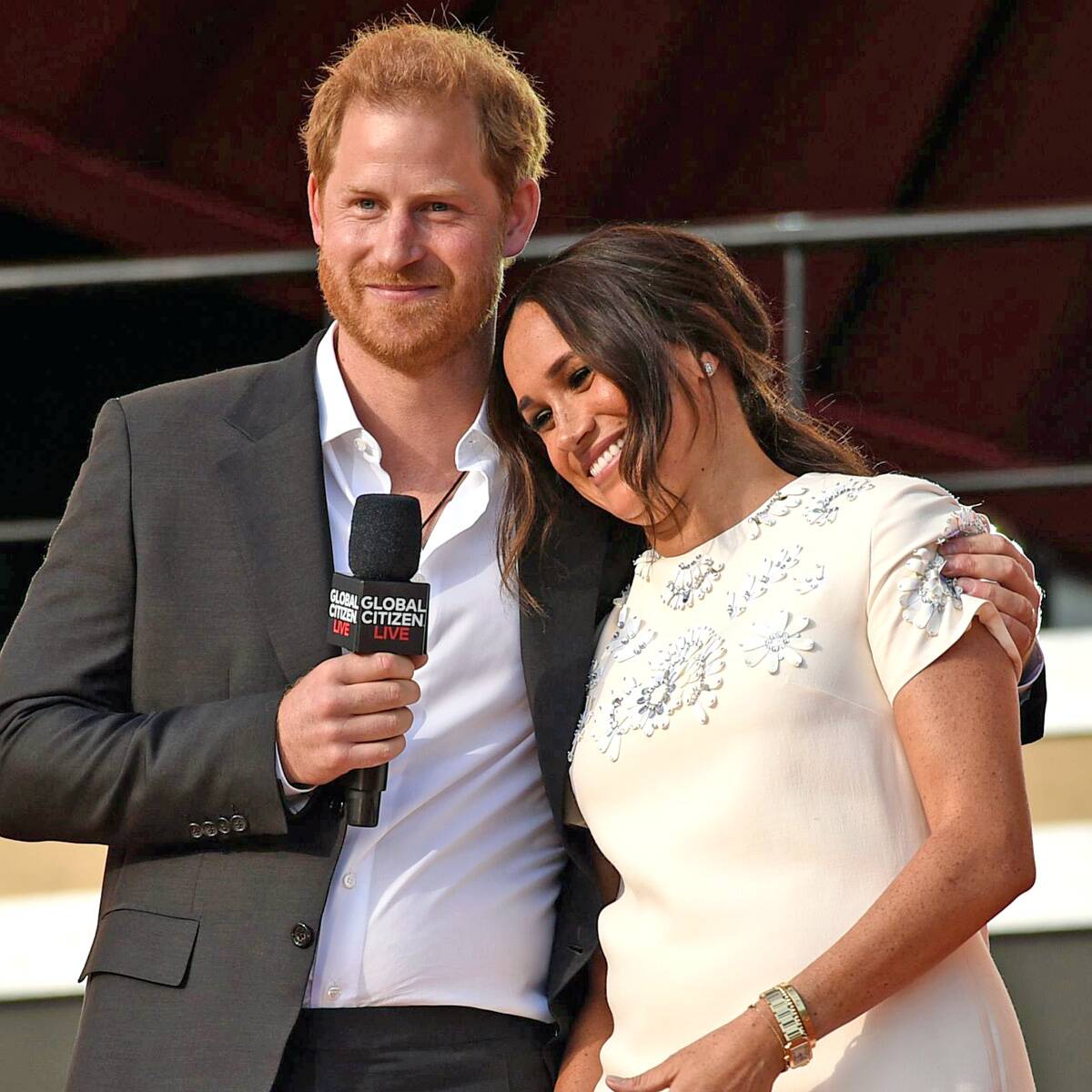 Biểu cảm cau mày, nhăn mặt của Harry khi Meghan cầm mic, đứng nói không ngừng nghỉ khiến cộng đồng mạng 'cười bò' - 3 Biểu cảm cau mày, nhăn mặt của Harry khi Meghan cầm mic, đứng nói không ngừng nghỉ khiến cộng đồng mạng 'cười bò' - 3