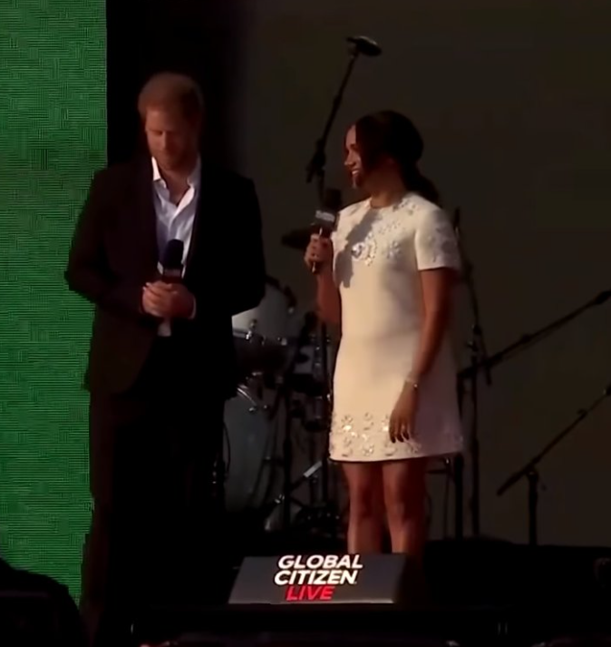 Biểu cảm cau mày, nhăn mặt của Harry khi Meghan cầm mic, đứng nói không ngừng nghỉ khiến cộng đồng mạng 'cười bò' - 7 Biểu cảm cau mày, nhăn mặt của Harry khi Meghan cầm mic, đứng nói không ngừng nghỉ khiến cộng đồng mạng 'cười bò' - 7