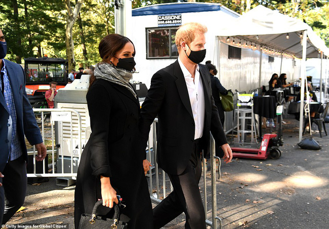 Biểu cảm cau mày, nhăn mặt của Harry khi Meghan cầm mic, đứng nói không ngừng nghỉ khiến cộng đồng mạng 'cười bò' - 8 Biểu cảm cau mày, nhăn mặt của Harry khi Meghan cầm mic, đứng nói không ngừng nghỉ khiến cộng đồng mạng 'cười bò' - 8