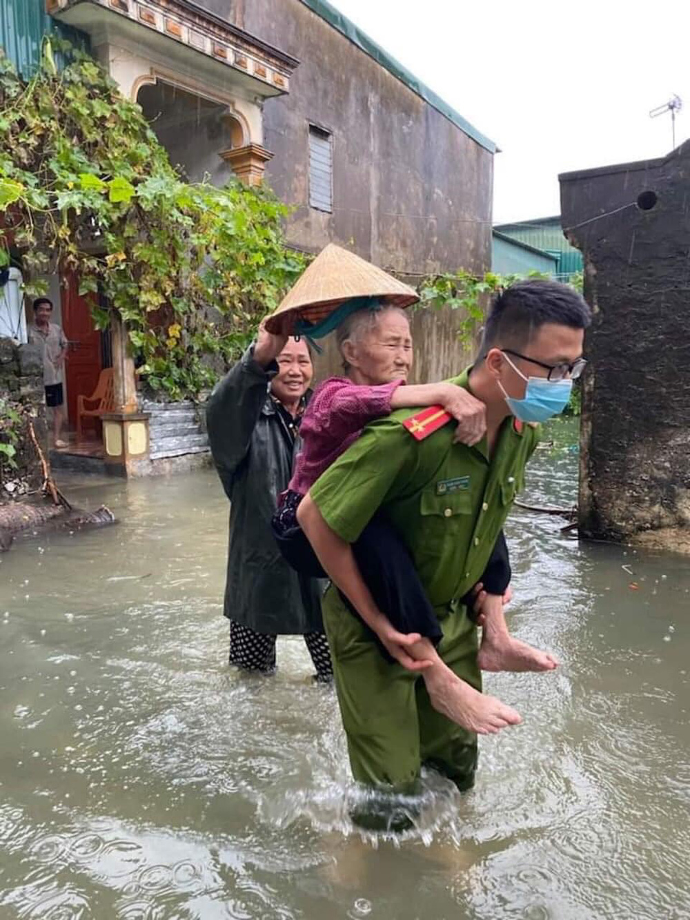 Chiến sĩ công an Nghệ An vào tận nhà cõng cụ già đi sơ tán: Hình ảnh 'lay động' khắp MXH ngày cuối tuần - 1 Chiến sĩ công an Nghệ An vào tận nhà cõng cụ già đi sơ tán: Hình ảnh 'lay động' khắp MXH ngày cuối tuần - 1