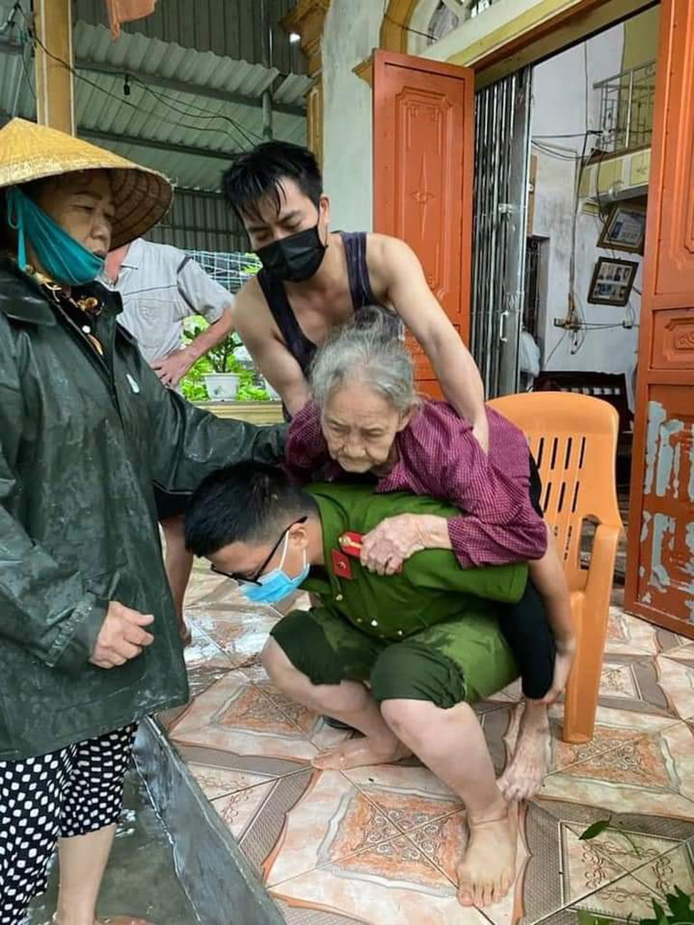 Chiến sĩ công an Nghệ An vào tận nhà cõng cụ già đi sơ tán: Hình ảnh 'lay động' khắp MXH ngày cuối tuần - 2 Chiến sĩ công an Nghệ An vào tận nhà cõng cụ già đi sơ tán: Hình ảnh 'lay động' khắp MXH ngày cuối tuần - 2
