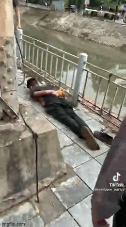 Nam thanh niên trộm xe máy bị người dân vây bắt, trói chặt vào lan can kè sông ở Hà Nội Nam thanh niên trộm xe máy bị người dân vây bắt, trói chặt vào lan can kè sông ở Hà Nội