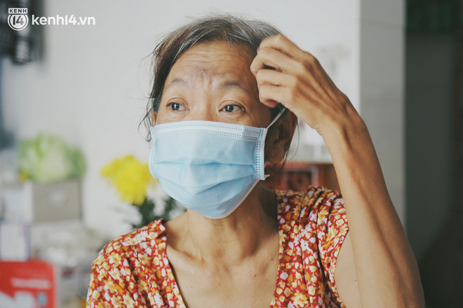 Gặp người vợ gục khóc cạnh xe lăn của chồng từng được Giang Kim Cúc giúp đỡ: 'Cô Cúc không liên lạc nữa, giờ cô chỉ mong được đi bán vé số lại' - 2 Gặp người vợ gục khóc cạnh xe lăn của chồng từng được Giang Kim Cúc giúp đỡ: 'Cô Cúc không liên lạc nữa, giờ cô chỉ mong được đi bán vé số lại' - 2