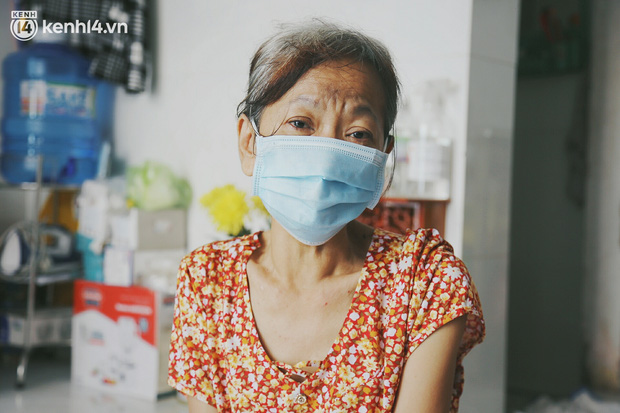 Gặp người vợ gục khóc cạnh xe lăn của chồng từng được Giang Kim Cúc giúp đỡ: 'Cô Cúc không liên lạc nữa, giờ cô chỉ mong được đi bán vé số lại' Gặp người vợ gục khóc cạnh xe lăn của chồng từng được Giang Kim Cúc giúp đỡ: 'Cô Cúc không liên lạc nữa, giờ cô chỉ mong được đi bán vé số lại'