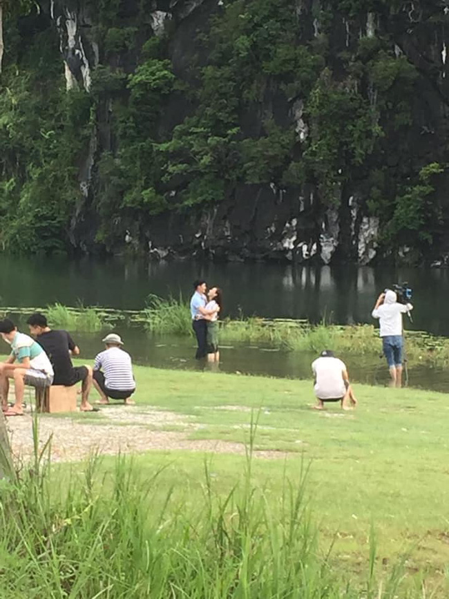 Hương vị tình thân: Clip Phương Oanh đi mua váy bầu, cảnh Long ôm vợ được dự đoán là thông báo có em bé - 1 Hương vị tình thân: Clip Phương Oanh đi mua váy bầu, cảnh Long ôm vợ được dự đoán là thông báo có em bé - 1