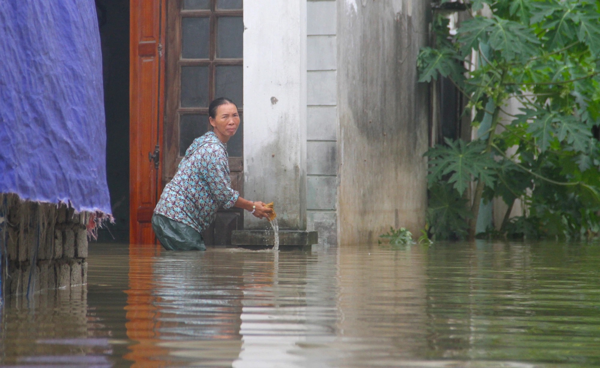 Cận cảnh 'rốn lũ' ở Nghệ An, nơi hơn 3000 hộ dân vẫn đang ngập chìm trong nước 3 ngày qua - 12 Cận cảnh 'rốn lũ' ở Nghệ An, nơi hơn 3000 hộ dân vẫn đang ngập chìm trong nước 3 ngày qua - 12