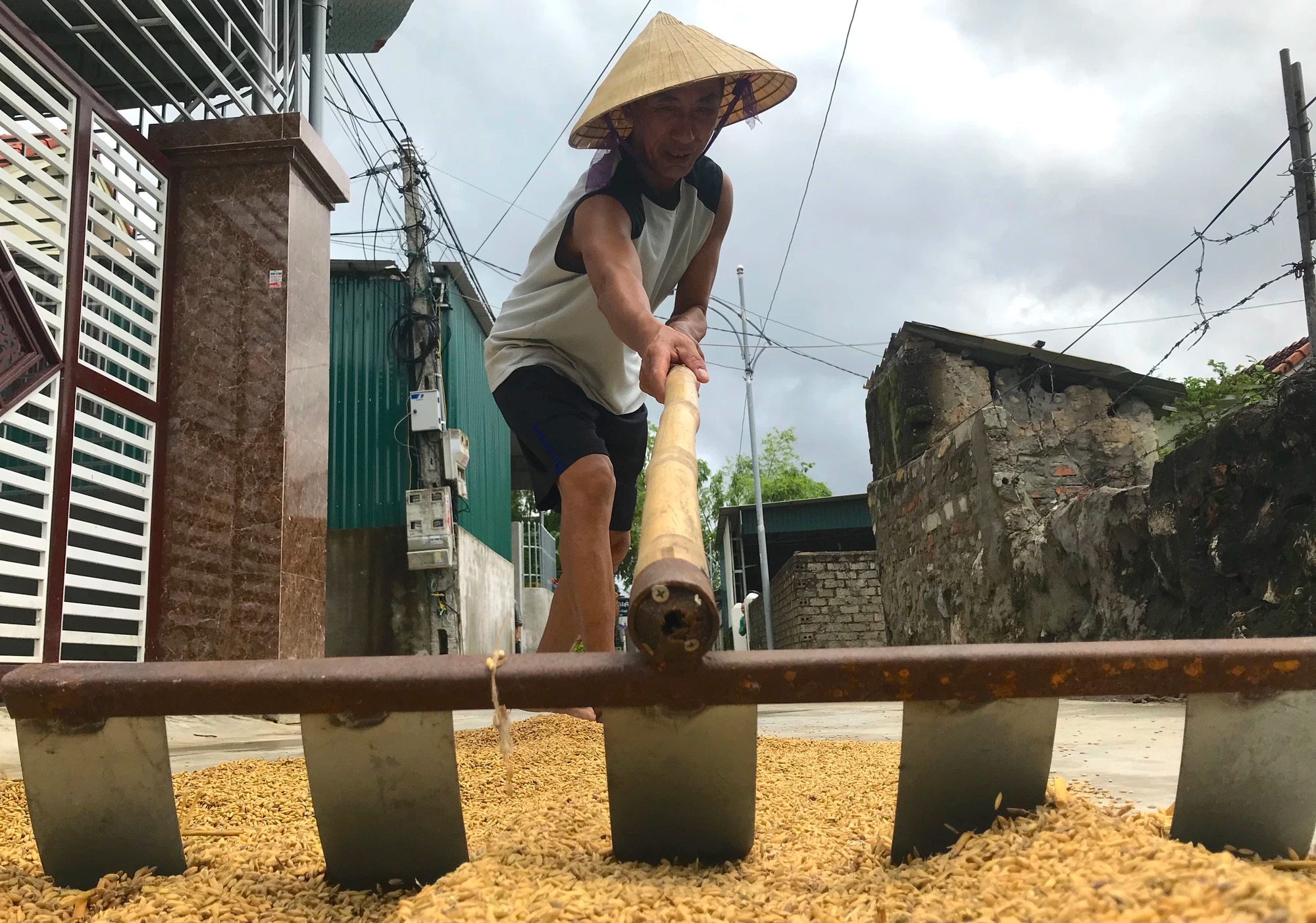 Cận cảnh 'rốn lũ' ở Nghệ An, nơi hơn 3000 hộ dân vẫn đang ngập chìm trong nước 3 ngày qua - 14 Cận cảnh 'rốn lũ' ở Nghệ An, nơi hơn 3000 hộ dân vẫn đang ngập chìm trong nước 3 ngày qua - 14