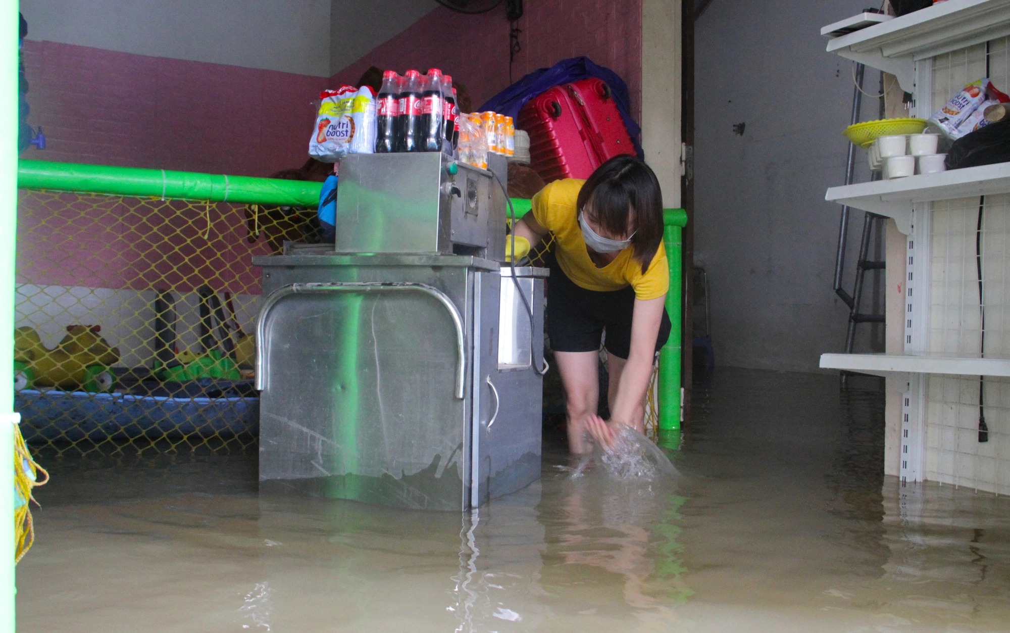 Cận cảnh 'rốn lũ' ở Nghệ An, nơi hơn 3000 hộ dân vẫn đang ngập chìm trong nước 3 ngày qua - 3 Cận cảnh 'rốn lũ' ở Nghệ An, nơi hơn 3000 hộ dân vẫn đang ngập chìm trong nước 3 ngày qua - 3