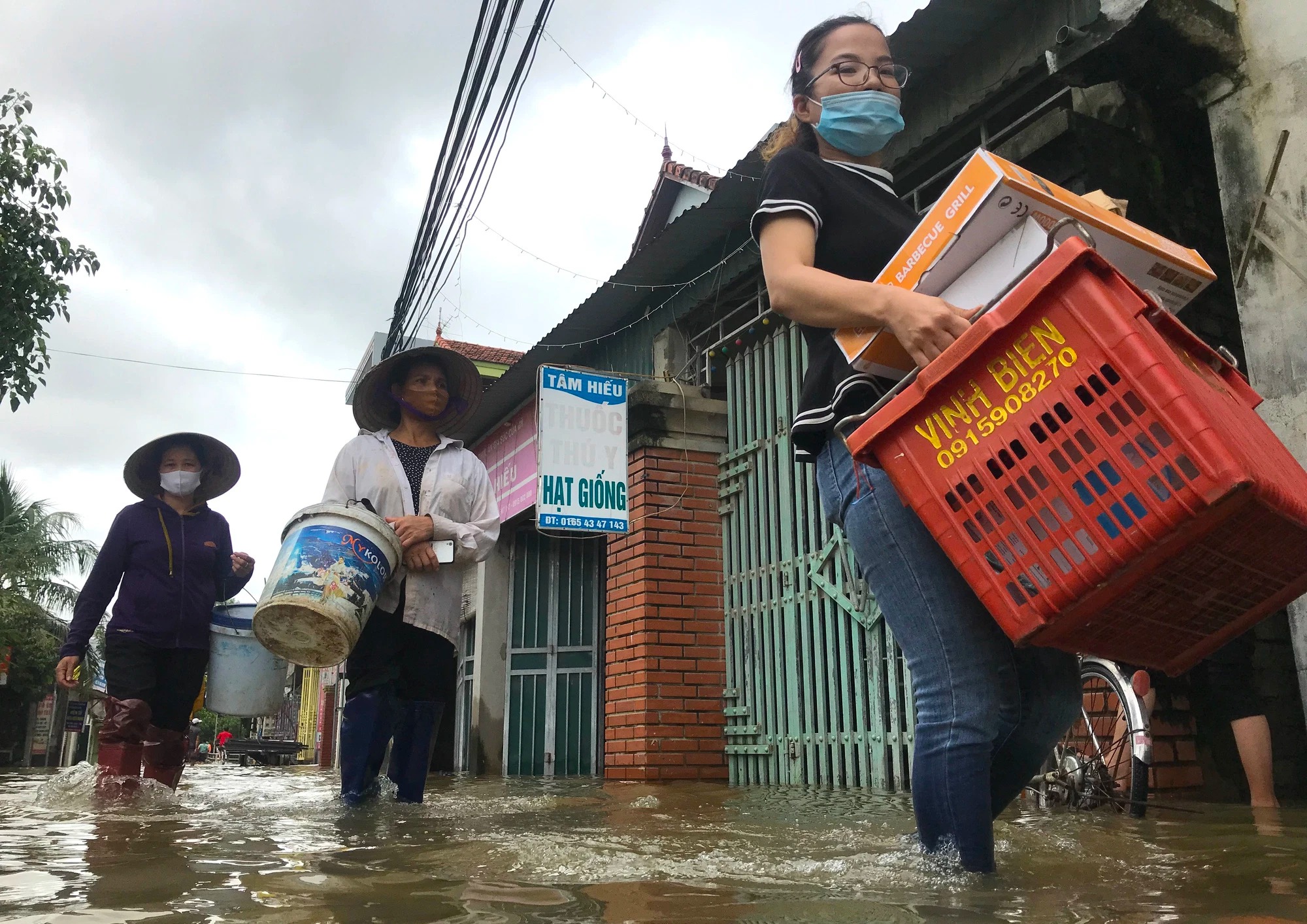 Cận cảnh 'rốn lũ' ở Nghệ An, nơi hơn 3000 hộ dân vẫn đang ngập chìm trong nước 3 ngày qua - 5 Cận cảnh 'rốn lũ' ở Nghệ An, nơi hơn 3000 hộ dân vẫn đang ngập chìm trong nước 3 ngày qua - 5