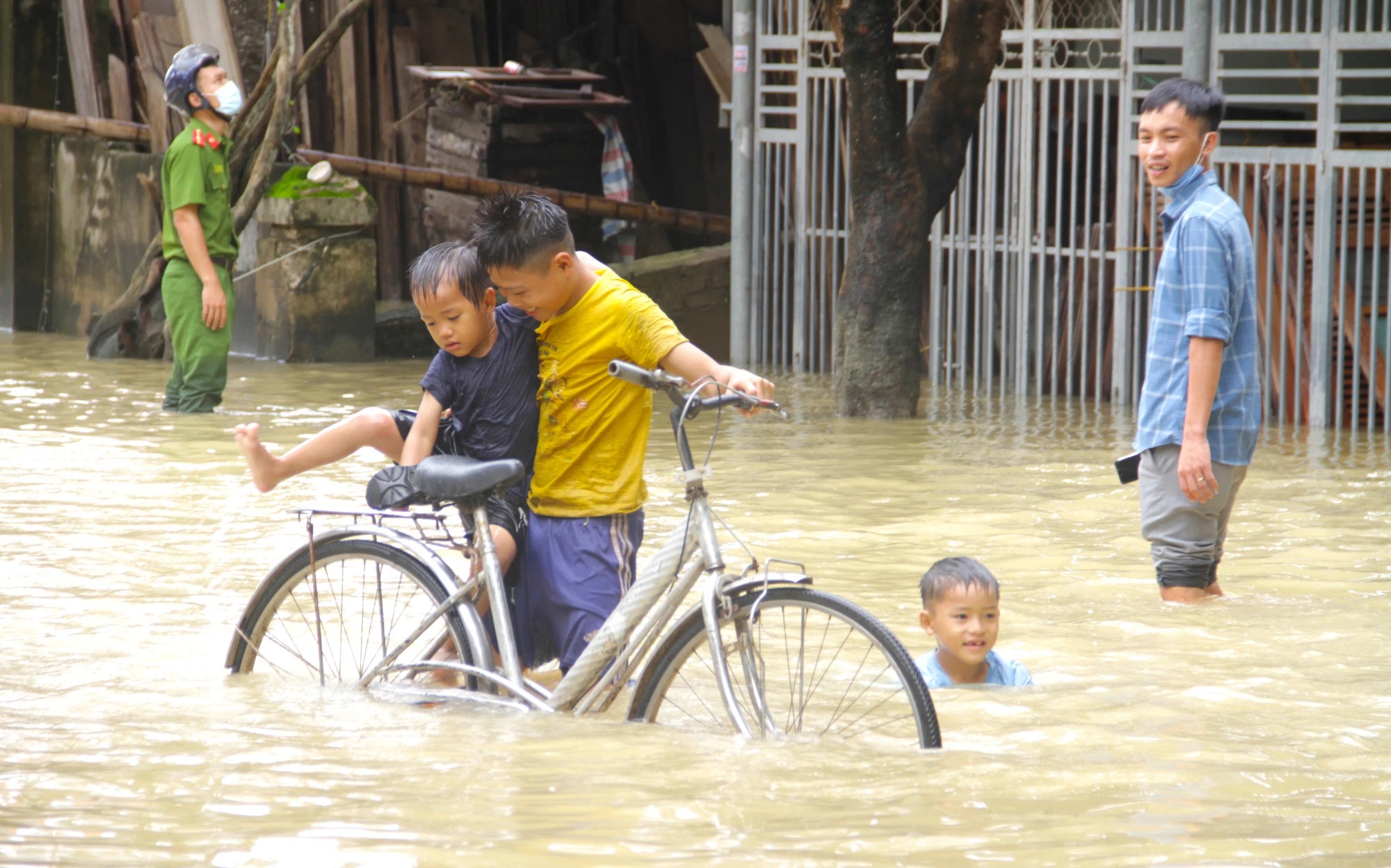Cận cảnh 'rốn lũ' ở Nghệ An, nơi hơn 3000 hộ dân vẫn đang ngập chìm trong nước 3 ngày qua - 7 Cận cảnh 'rốn lũ' ở Nghệ An, nơi hơn 3000 hộ dân vẫn đang ngập chìm trong nước 3 ngày qua - 7
