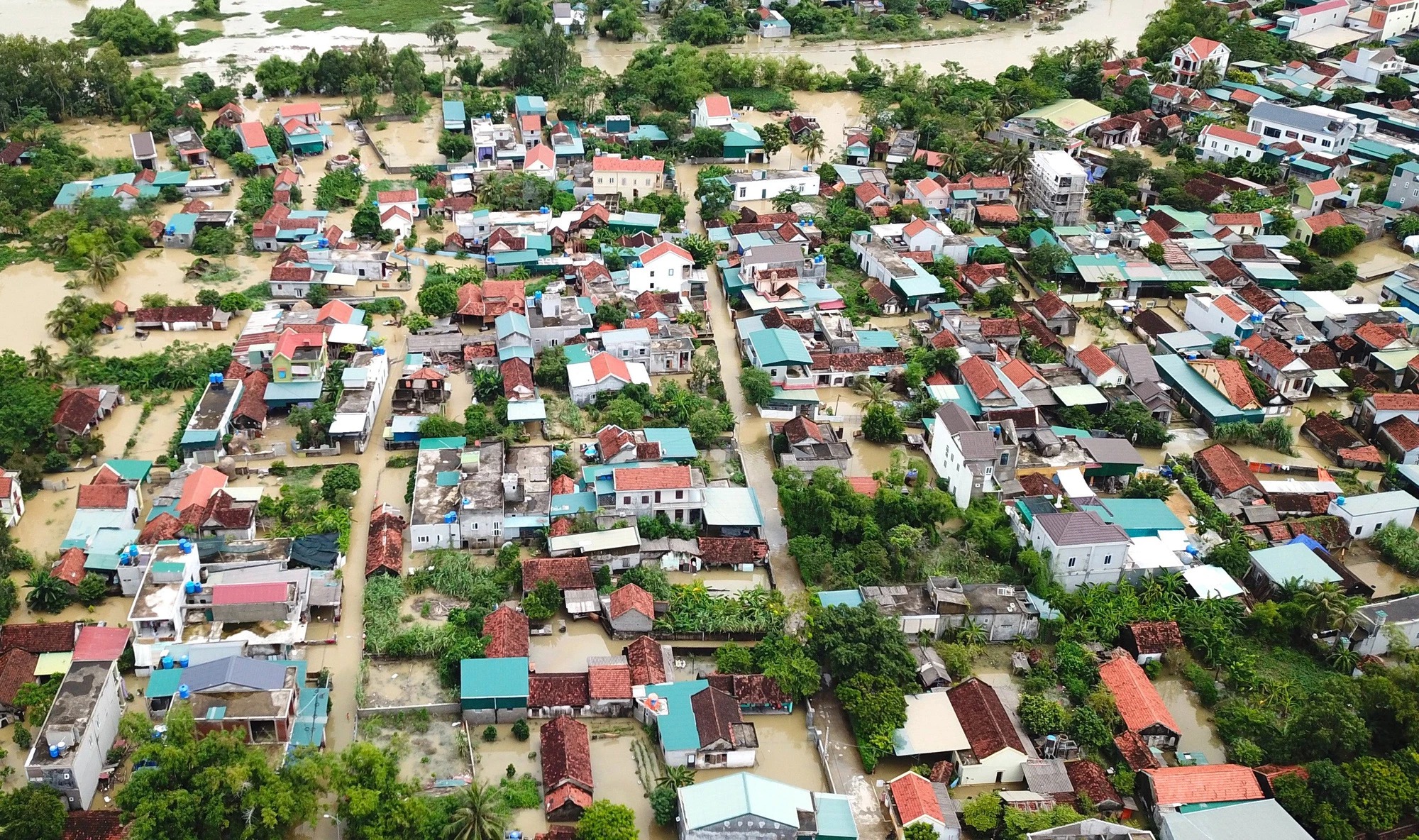 Cận cảnh 'rốn lũ' ở Nghệ An, nơi hơn 3000 hộ dân vẫn đang ngập chìm trong nước 3 ngày qua Cận cảnh 'rốn lũ' ở Nghệ An, nơi hơn 3000 hộ dân vẫn đang ngập chìm trong nước 3 ngày qua