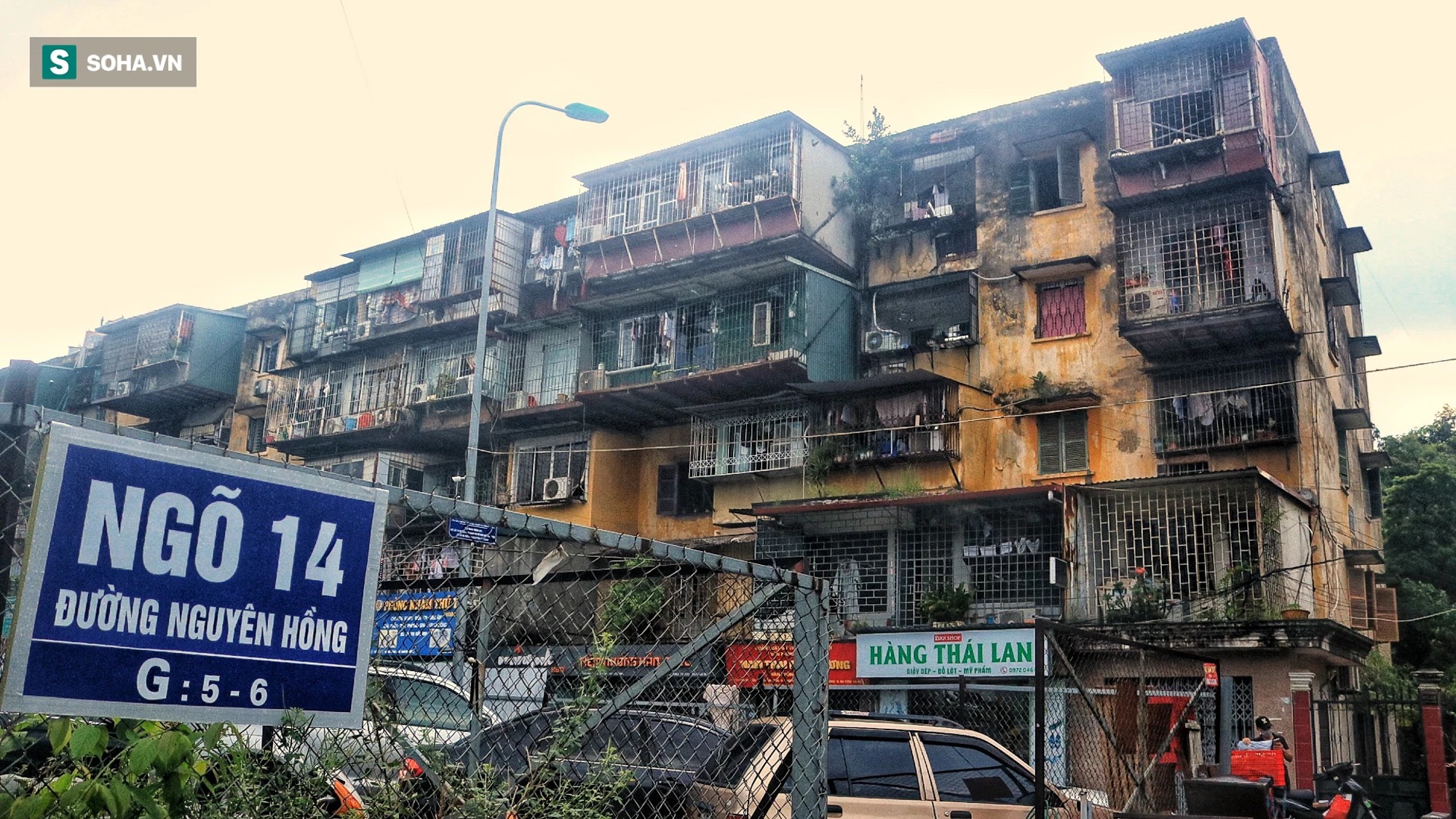 Cận cảnh 4 khu tập thể cấp độ nguy hiểm tại Hà Nội: Lấy chậu hứng nước mưa, đi vệ sinh phải đội nón Cận cảnh 4 khu tập thể cấp độ nguy hiểm tại Hà Nội: Lấy chậu hứng nước mưa, đi vệ sinh phải đội nón