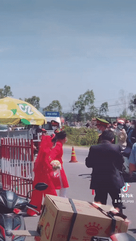 Cặp đôi rước dâu trước chốt kiểm soát vào mùa dịch nhưng mọi sự đổ dồn của dân mạng lại dành cho nhân vật đặc biệt mặc áo màu xanh - 1 Cặp đôi rước dâu trước chốt kiểm soát vào mùa dịch nhưng mọi sự đổ dồn của dân mạng lại dành cho nhân vật đặc biệt mặc áo màu xanh - 1
