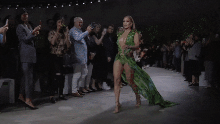 Ẩn tình về 'khu rừng biết đi' của Jennifer Lopez: Cố tình 'đụng hàng' với tiền bối, vô tình thay đổi cả thế giới Internet - 16 Ẩn tình về 'khu rừng biết đi' của Jennifer Lopez: Cố tình 'đụng hàng' với tiền bối, vô tình thay đổi cả thế giới Internet - 16