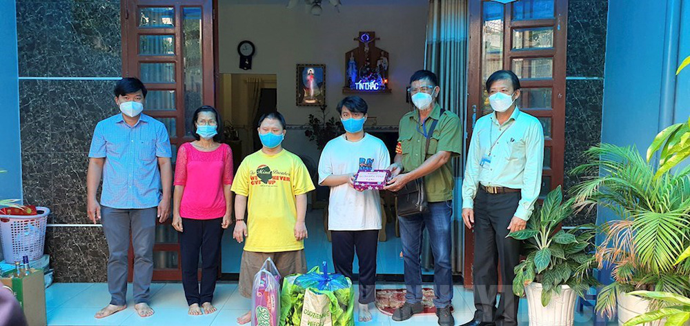 Mồ côi cả cha mẹ vì Covid-19, nam sinh lớp 11 xót xa với câu hỏi của anh trai bị Down: 'Sao mẹ lâu về vậy?' Mồ côi cả cha mẹ vì Covid-19, nam sinh lớp 11 xót xa với câu hỏi của anh trai bị Down: 'Sao mẹ lâu về vậy?'