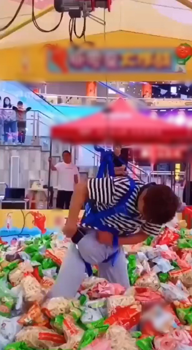 Chơi gắp bim bim mang bảo bối theo để 'gian lận', chàng trai nhận cái kết trái ngang khiến dân tình hả hê: Tham thì thâm thôi! Chơi gắp bim bim mang bảo bối theo để 'gian lận', chàng trai nhận cái kết trái ngang khiến dân tình hả hê: Tham thì thâm thôi!
