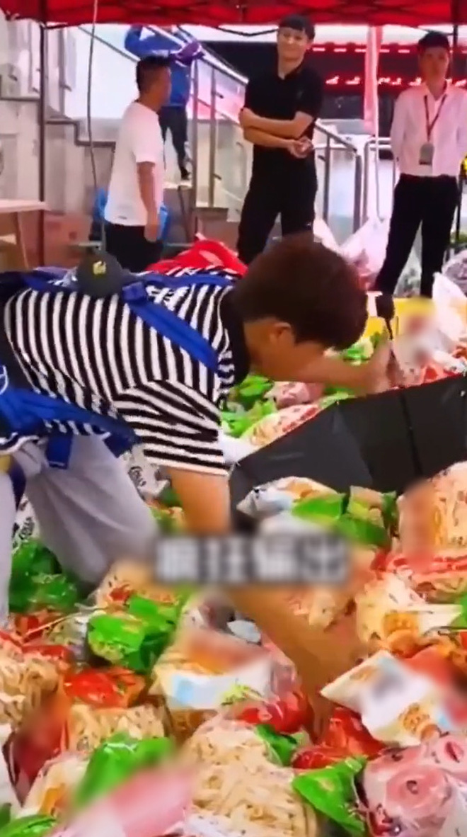 Chơi gắp bim bim mang bảo bối theo để 'gian lận', chàng trai nhận cái kết trái ngang khiến dân tình hả hê: Tham thì thâm thôi! - 3 Chơi gắp bim bim mang bảo bối theo để 'gian lận', chàng trai nhận cái kết trái ngang khiến dân tình hả hê: Tham thì thâm thôi! - 3