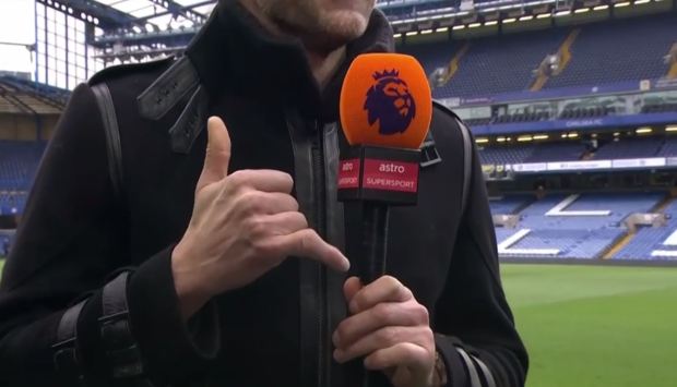 Cựu thủ môn Chelsea khoe ngón tay biến dạng đáng sợ, đồng nghiệp đứng cạnh buông lời nói đùa khiến tất cả im bặt Cựu thủ môn Chelsea khoe ngón tay biến dạng đáng sợ, đồng nghiệp đứng cạnh buông lời nói đùa khiến tất cả im bặt