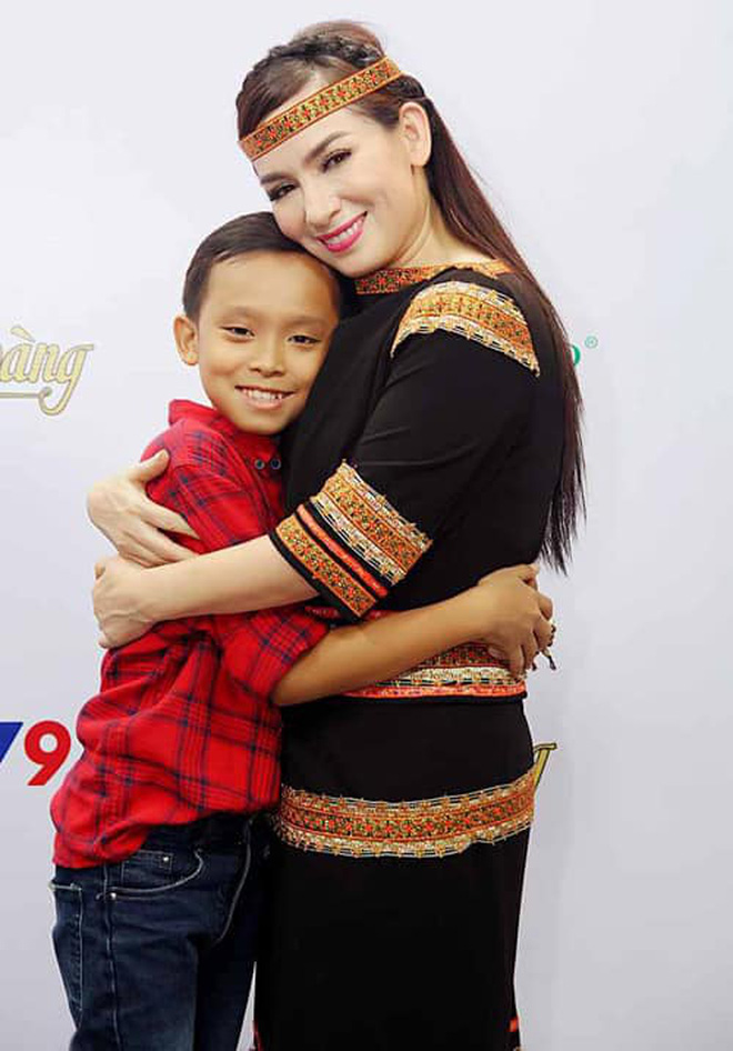 Chuyện đời buồn của Phi Nhung: Không lấy chồng, nhận nuôi 23 đứa trẻ mồ côi, những ngày cuối cùng không gần con gái ruột - 21 Chuyện đời buồn của Phi Nhung: Không lấy chồng, nhận nuôi 23 đứa trẻ mồ côi, những ngày cuối cùng không gần con gái ruột - 21