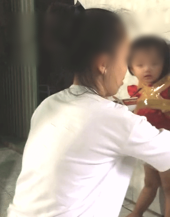 Clip bé gái 18 tháng tuổi bị 'dán' vào tường để đút cơm gây bất bình, biết danh tính người phụ nữ, dân mạng còn sốc hơn Clip bé gái 18 tháng tuổi bị 'dán' vào tường để đút cơm gây bất bình, biết danh tính người phụ nữ, dân mạng còn sốc hơn