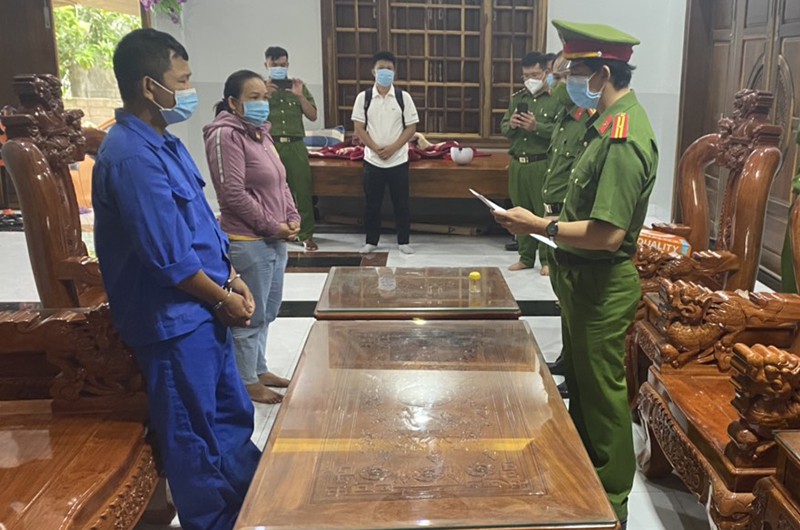Bắt 2 người phá rừng tự nhiên khu Hòn Đót ở Phú Yên Bắt 2 người phá rừng tự nhiên khu Hòn Đót ở Phú Yên