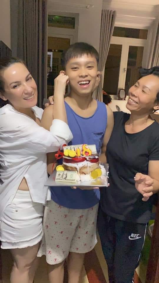 Hồ Văn Cường bị 'tấn công' dữ dội vì mẹ nuôi Phi Nhung qua đời mà không viết lời chia buồn? - 2 Hồ Văn Cường bị 'tấn công' dữ dội vì mẹ nuôi Phi Nhung qua đời mà không viết lời chia buồn? - 2