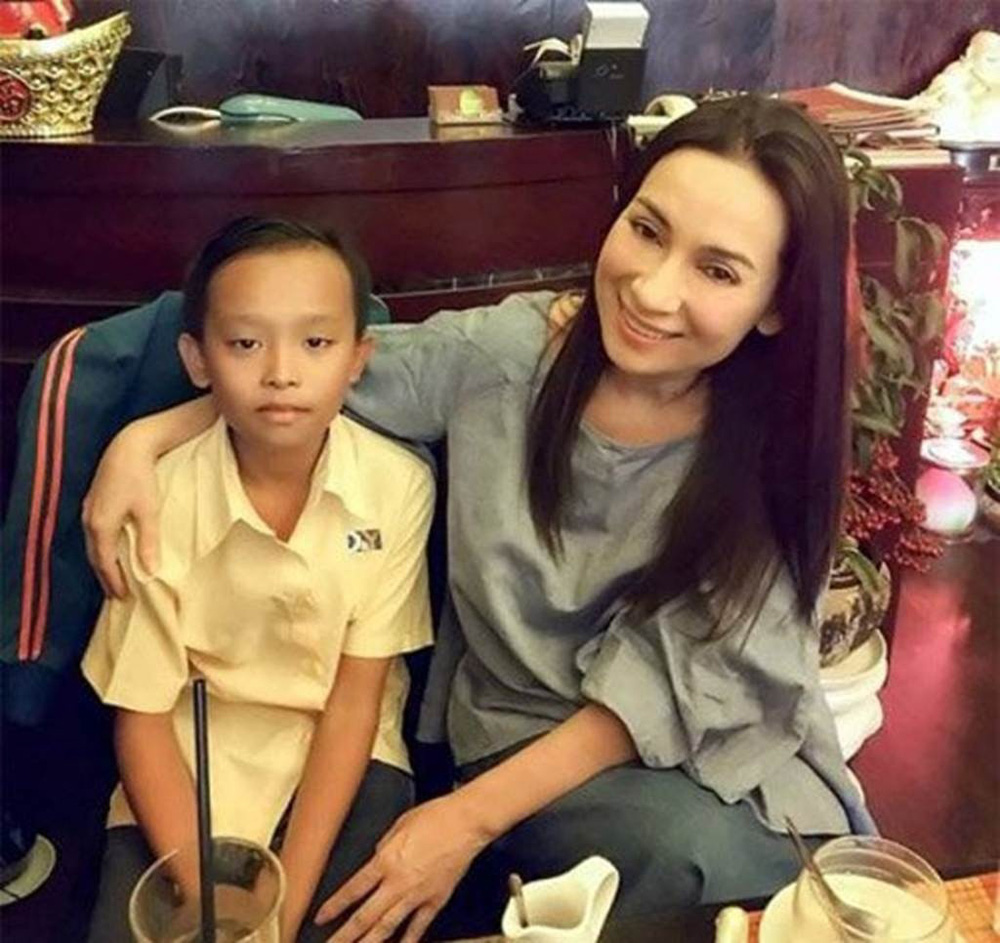 Hồ Văn Cường bị 'tấn công' dữ dội vì mẹ nuôi Phi Nhung qua đời mà không viết lời chia buồn? - 1 Hồ Văn Cường bị 'tấn công' dữ dội vì mẹ nuôi Phi Nhung qua đời mà không viết lời chia buồn? - 1