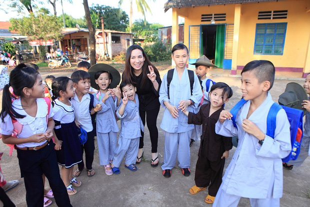 Chuyện đời buồn của Phi Nhung: Không lấy chồng, nhận nuôi 23 đứa trẻ mồ côi, những ngày cuối cùng không gần con gái ruột - 17 Chuyện đời buồn của Phi Nhung: Không lấy chồng, nhận nuôi 23 đứa trẻ mồ côi, những ngày cuối cùng không gần con gái ruột - 17