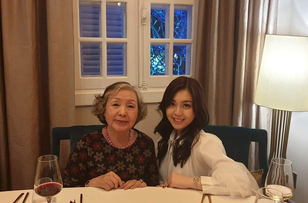 Ái nữ sinh năm 2000 trong gia tộc Sơn Kim: Thừa hưởng trọn vẹn nét đẹp của cha mẹ, thần thái sang chảnh hớp hồn Ái nữ sinh năm 2000 trong gia tộc Sơn Kim: Thừa hưởng trọn vẹn nét đẹp của cha mẹ, thần thái sang chảnh hớp hồn