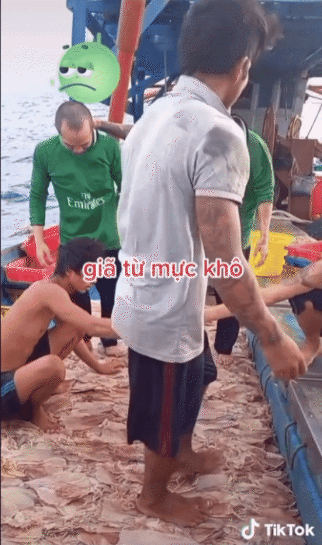 Cảnh làm mực khô trên biển khiến dân tình tranh cãi vì quá mất vệ sinh, ai hay ăn tốt nhất đừng nên xem - 1 Cảnh làm mực khô trên biển khiến dân tình tranh cãi vì quá mất vệ sinh, ai hay ăn tốt nhất đừng nên xem - 1
