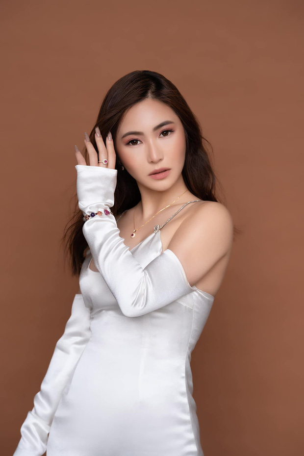 Hương Tràm sang Mỹ du học: Vướng tin đồn mang thai, bán xe, bán nhà 3 tỷ để trang trải Hương Tràm sang Mỹ du học: Vướng tin đồn mang thai, bán xe, bán nhà 3 tỷ để trang trải