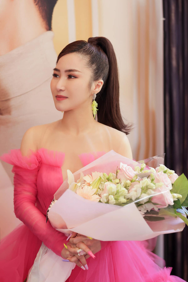 Hương Tràm sang Mỹ du học: Vướng tin đồn mang thai, bán xe, bán nhà 3 tỷ để trang trải - 10 Hương Tràm sang Mỹ du học: Vướng tin đồn mang thai, bán xe, bán nhà 3 tỷ để trang trải - 10
