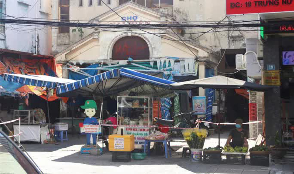 Tiểu thương tràn xuống vỉa hè lập chợ cóc giữa trung tâm TP Đà Nẵng Tiểu thương tràn xuống vỉa hè lập chợ cóc giữa trung tâm TP Đà Nẵng