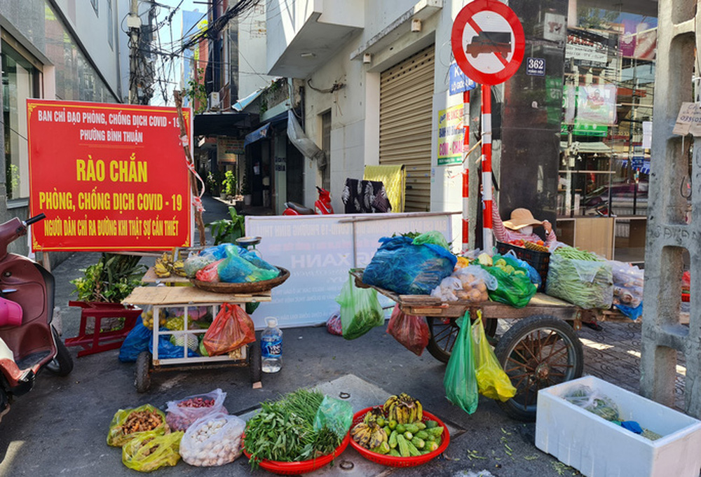 Tiểu thương tràn xuống vỉa hè lập chợ cóc giữa trung tâm TP Đà Nẵng - 1 Tiểu thương tràn xuống vỉa hè lập chợ cóc giữa trung tâm TP Đà Nẵng - 1