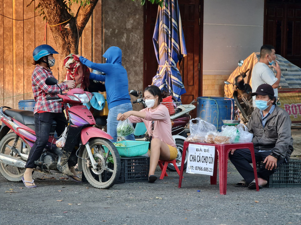 Tiểu thương tràn xuống vỉa hè lập chợ cóc giữa trung tâm TP Đà Nẵng - 10 Tiểu thương tràn xuống vỉa hè lập chợ cóc giữa trung tâm TP Đà Nẵng - 10