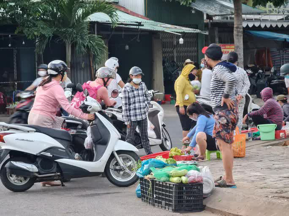Tiểu thương tràn xuống vỉa hè lập chợ cóc giữa trung tâm TP Đà Nẵng - 11 Tiểu thương tràn xuống vỉa hè lập chợ cóc giữa trung tâm TP Đà Nẵng - 11