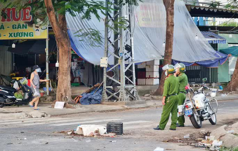 Tiểu thương tràn xuống vỉa hè lập chợ cóc giữa trung tâm TP Đà Nẵng - 12 Tiểu thương tràn xuống vỉa hè lập chợ cóc giữa trung tâm TP Đà Nẵng - 12