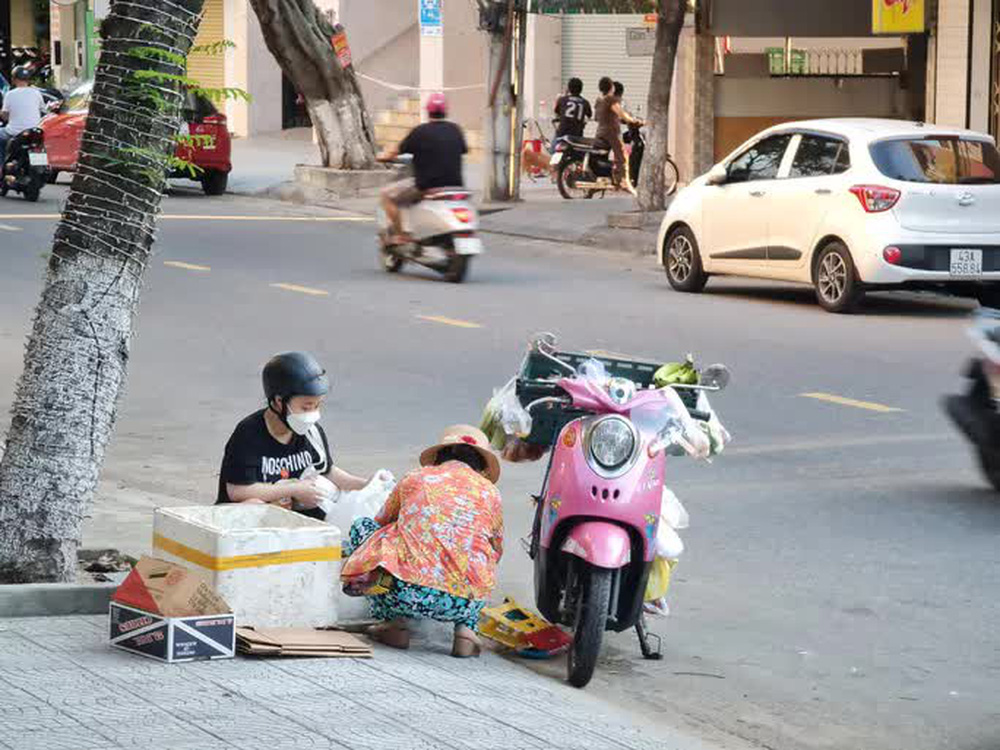Tiểu thương tràn xuống vỉa hè lập chợ cóc giữa trung tâm TP Đà Nẵng - 2 Tiểu thương tràn xuống vỉa hè lập chợ cóc giữa trung tâm TP Đà Nẵng - 2